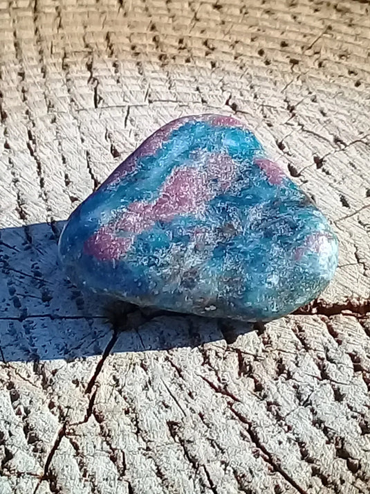 Rubis sur Cyanite pierre roulée Grade A ++++ Rubis sur Cyanite pierre roulée Dans la besace du p'tit Poucet   