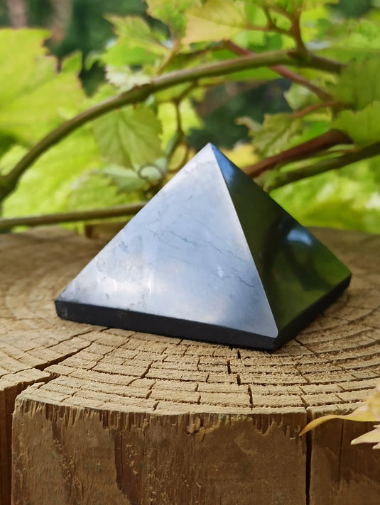 Shungite pyramide petit modèle I 5x5x4cm Grade A++++ Shungite Pyramide Petit Modèle Dans la besace du p'tit Poucet   