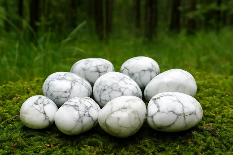 Howlite du Canada sur tapis de mousse fraîche et forêt en arrière-plan - Pierre blanche de lithothérapie pour calme et patience