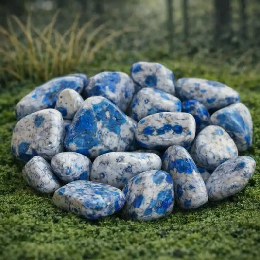 Pierre de Jaspe K2 Kétonite du Pakistan avec inclusions d'azurite bleue sur mousse naturelle pour lithothérapie et éveil spirituel