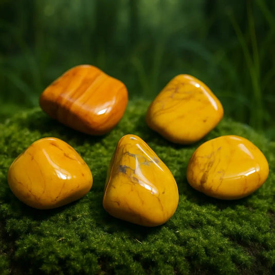 Jaspe Jaune du Brésil sur tapis de mousse fraîche et forêt en arrière-plan - Pierre solaire de lithothérapie pour vitalité