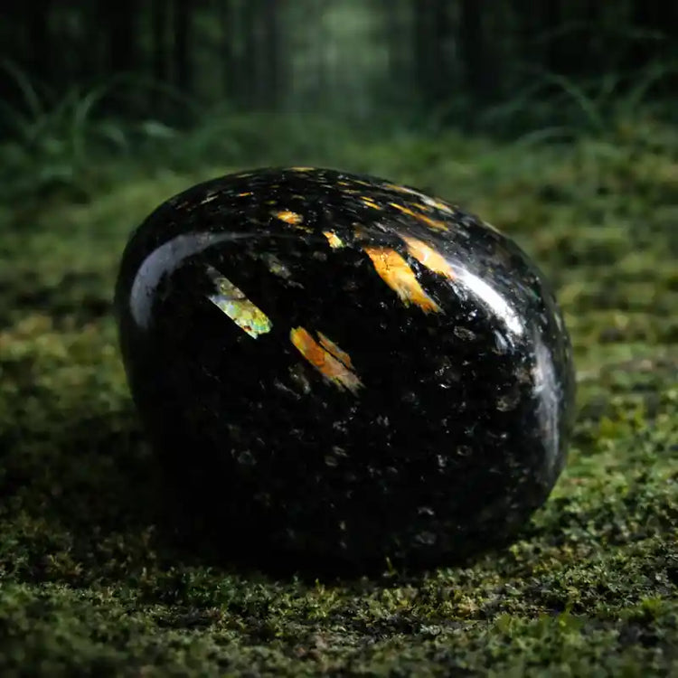 Nuummite naturelle Groenland roche ancestrale 3 milliards années lithothérapie magie chamanique protection suprême transformation profonde pouvoir psychique