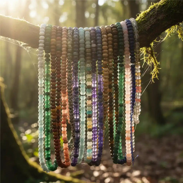 Diverses variétés de perles minérales accrochées à une branche avec fond nature - Collection