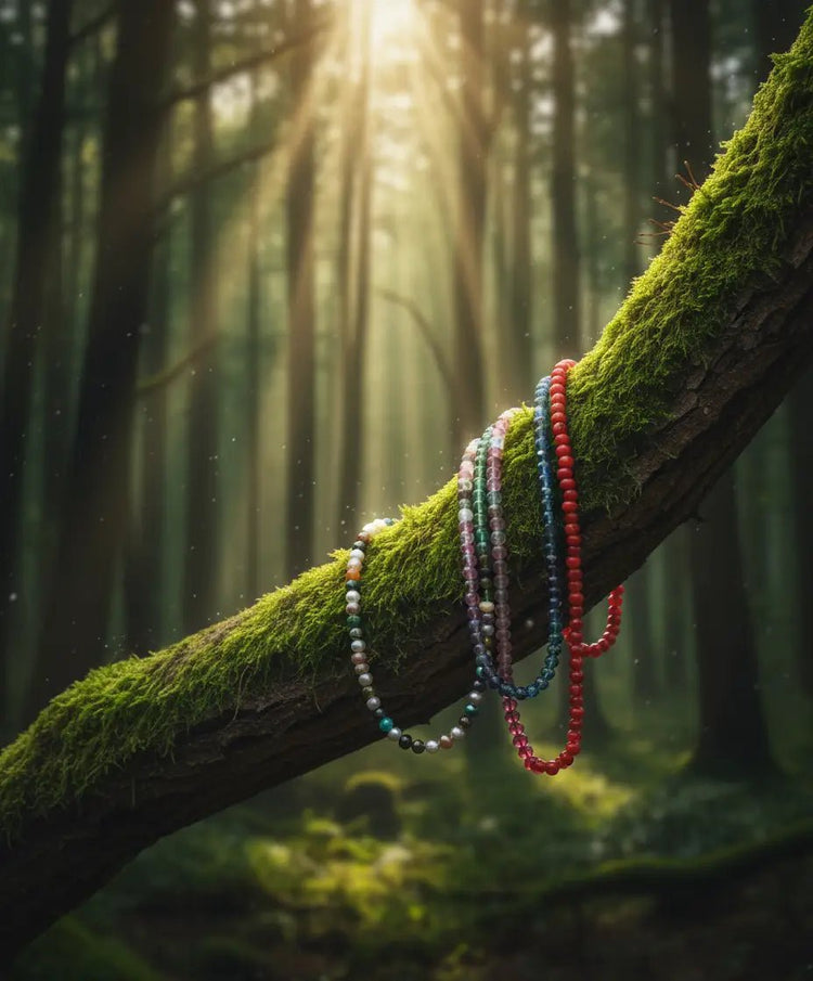 Variété de colliers minéraux sur fond de nature - Collection