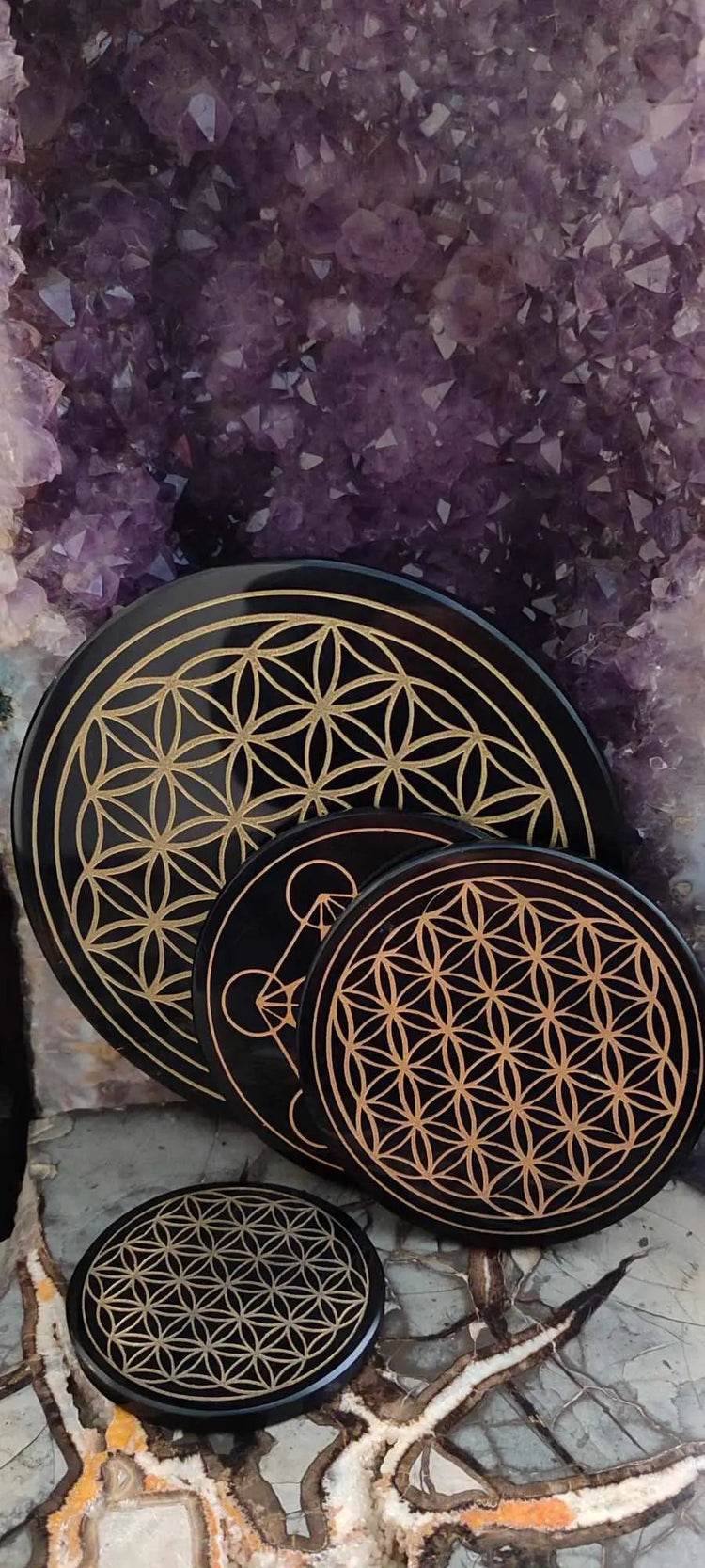 Quatre grilles cristallines noires avec motif Flower of Life dans la collection Disque Géométrie Sacrée
