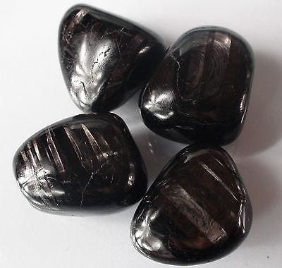 Quatre pierres de tourmaline noire polies et polies dans la collection Hypersthène
