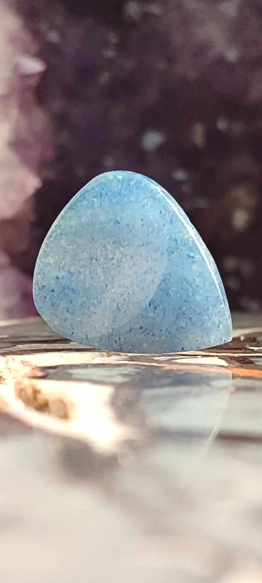 Gemme en Dumortiérite polie en forme de larme avec apparence translucide et marbrée