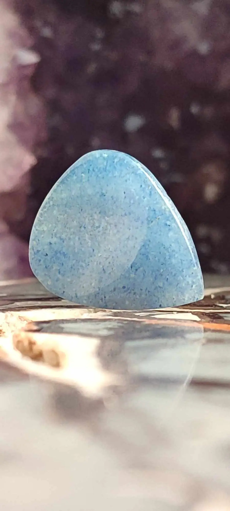 Gemme en Dumortiérite polie en forme de larme avec apparence translucide et marbrée