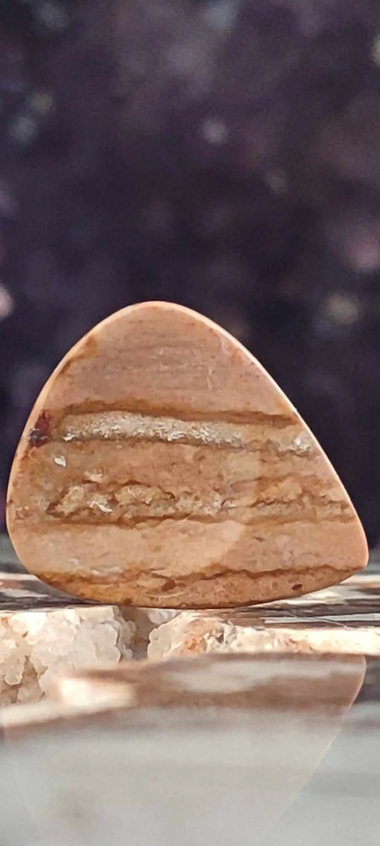 Cabochon en Jaspe paysage en forme de larme, brun et beige, dans la collection Médiator de guitare