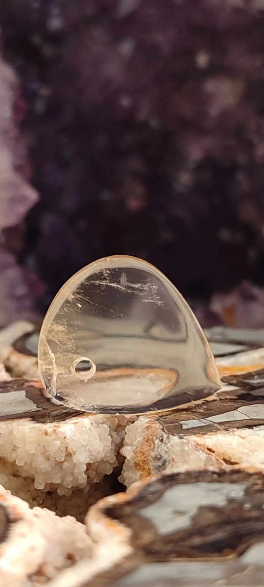 Cristal en Citrine naturelle en forme de larme, intérieur avec bulle et stries subtile