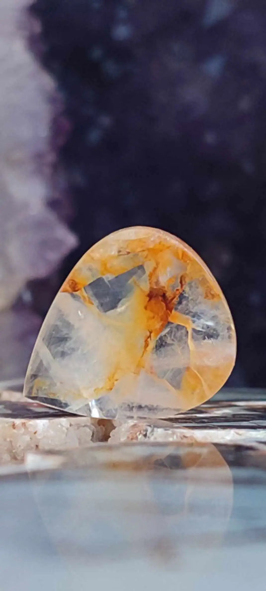 Cabochon en quartz clair poli avec inclusions d’rutile orange et brun-rouge dans Médiator guitare en Quartz Hématoïde