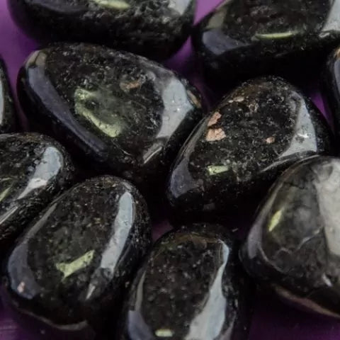 Collection de nuummite du Groenland en pierres polies noires tumblées