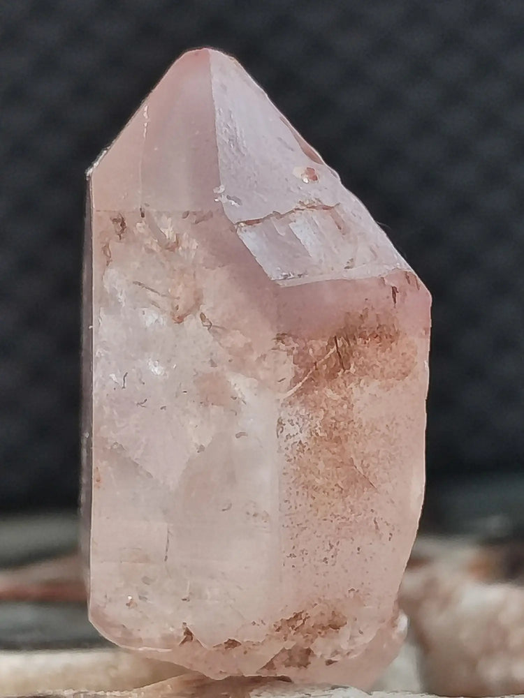Cristal de quartz rose translucide avec termination pointue dans la collection Quartz Lithium du Brésil