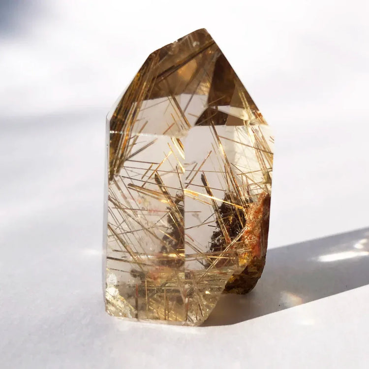 Point de quartz clair avec inclusions dorées de rutile dans la collection Quartz Rutile