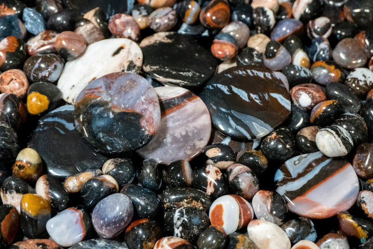 Collection de galets de pierre marbrée sardonyx d’Uruguay aux tons noir, blanc et gris.