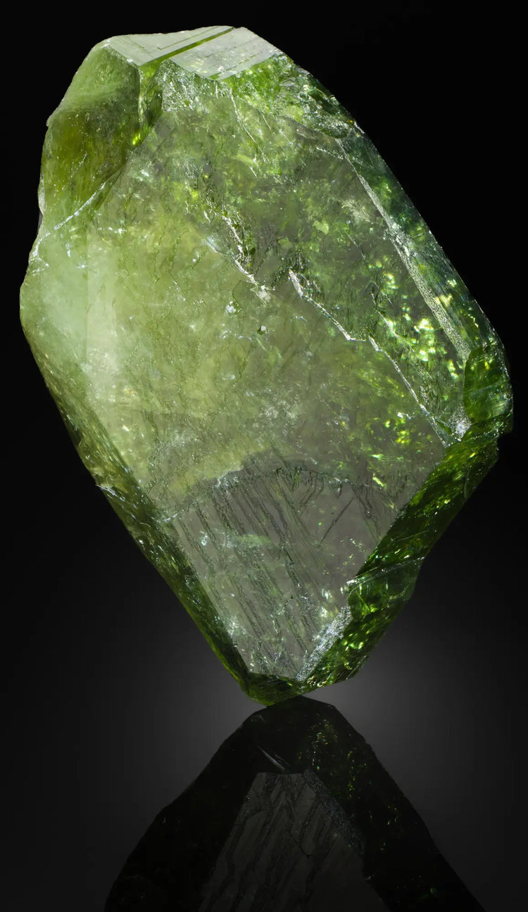 Pierre d’uvite du Brésil, péridot vert à surface rugueuse facettée