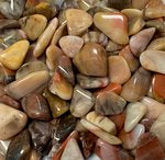 Tas de pierres polies colorées de Vogésite des berges de la Salm Vosges