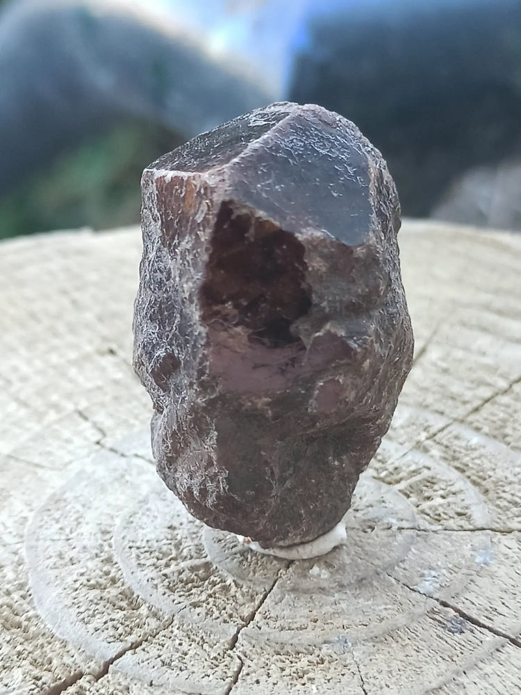 Gemme de Grenat rouge foncé non taillée dans la collection Zircon