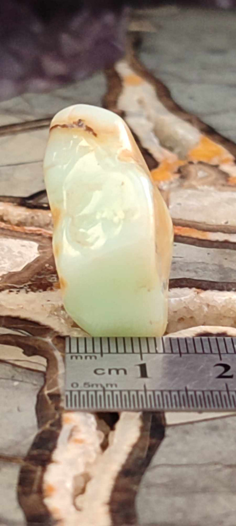 Load image into Gallery viewer, Chrysoprase du Kazakhstan pierre roulée Grade A++++
