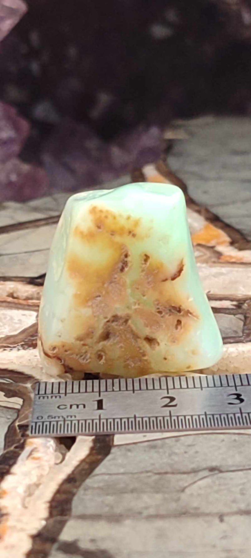 Load image into Gallery viewer, Chrysoprase du Kazakhstan pierre roulée Grade A++++
