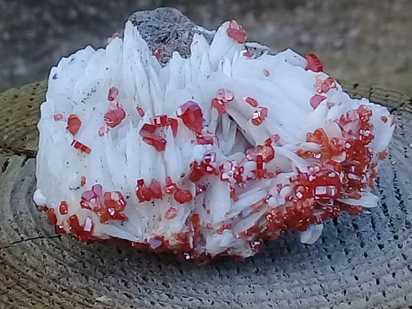 Vanadinite du Maroc sur Baryte pêche Grade A ++++