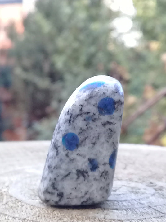 K-2 ’Ketonite’ (Azurite/ Malachite/ Granit/ Biotite) pierre roulée Grade A++++ K-2 ’Kétonite’ pierre roulée