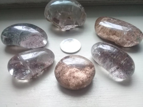 Mineralische Kieselsteine ​​und freie Formen
