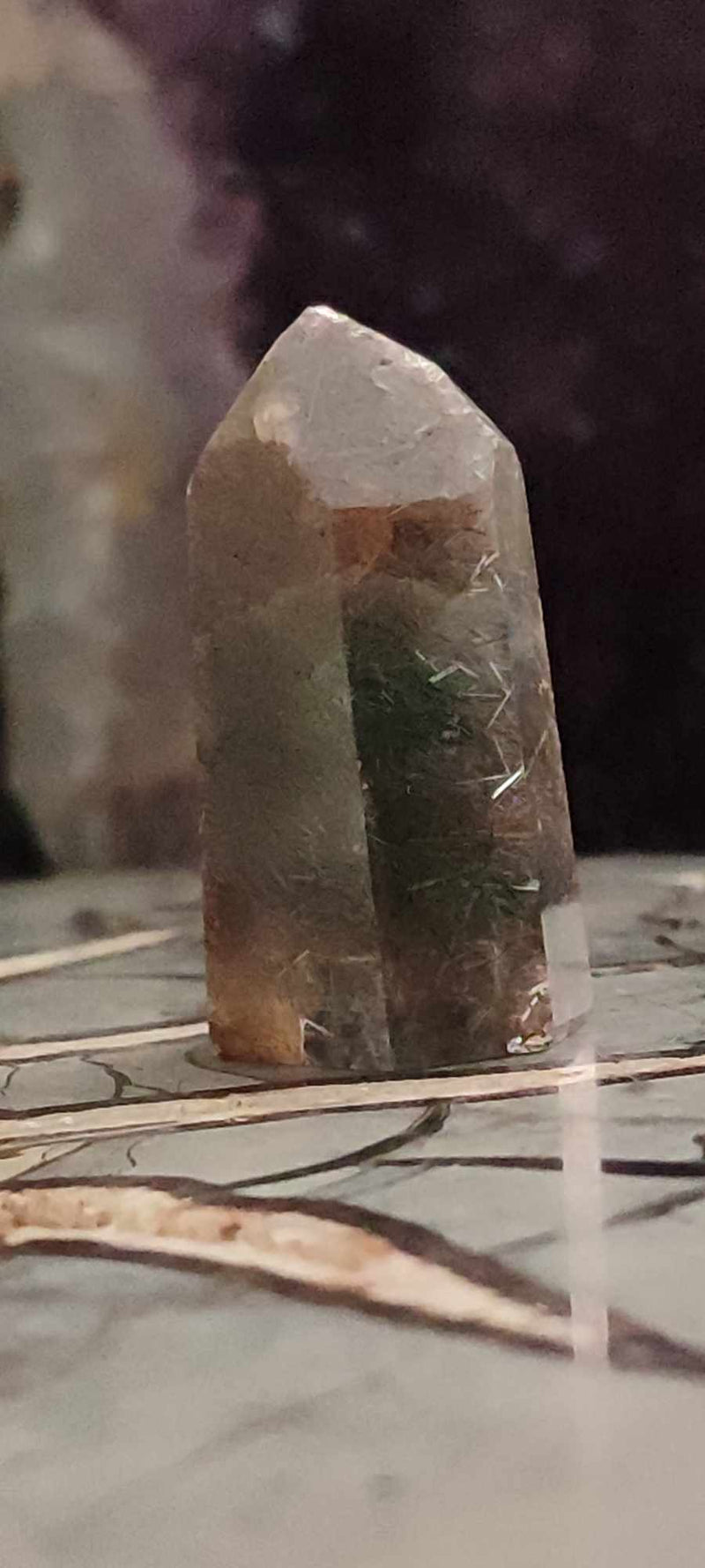 Chargez l&#39;image dans la visionneuse de la galerie, Quartz à inclusions de chlorite et de rutile du Brésil colonne Grade A++++ Quartz rutile Dans la besace du p&#39;tit Poucet (Boutique Officielle)
