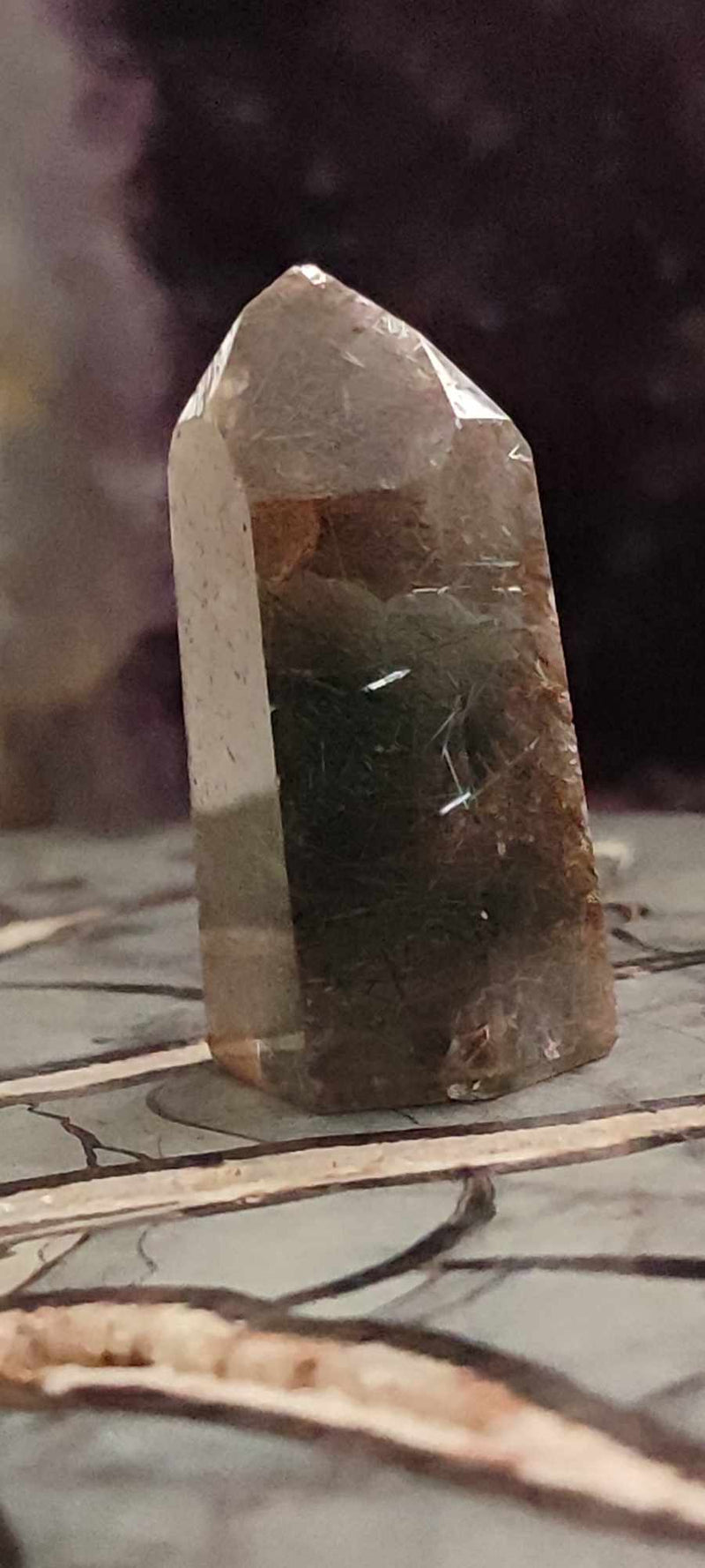 Chargez l&#39;image dans la visionneuse de la galerie, Quartz à inclusions de chlorite et de rutile du Brésil colonne Grade A++++ Quartz rutile Dans la besace du p&#39;tit Poucet (Boutique Officielle)
