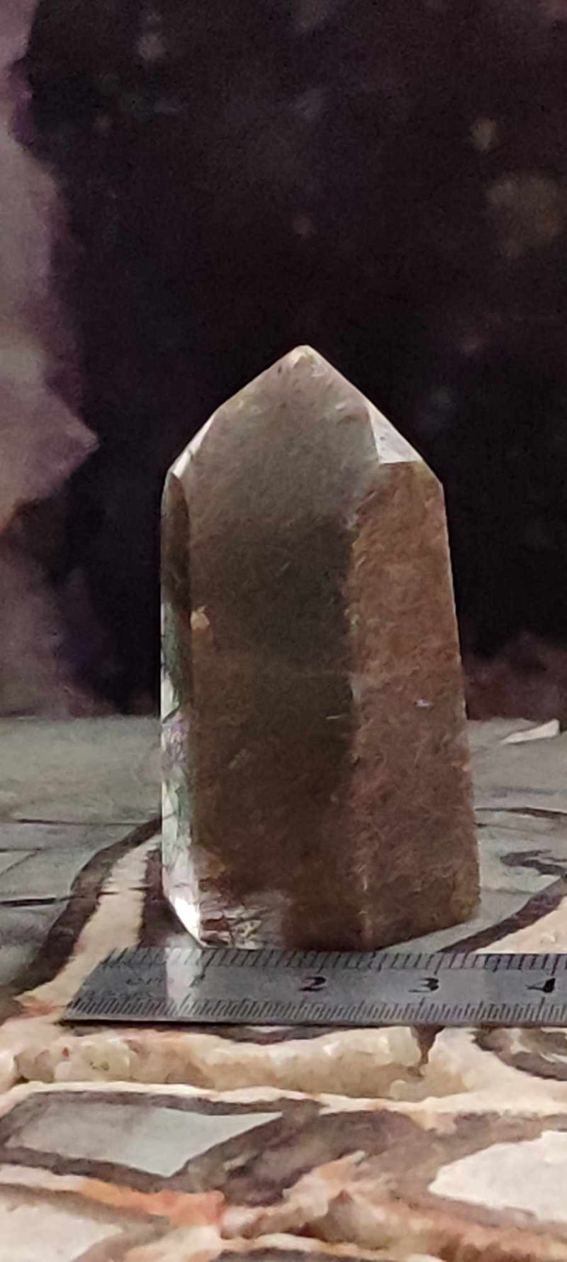 Chargez l&#39;image dans la visionneuse de la galerie, Quartz à inclusions de chlorite et de rutile du Brésil colonne Grade A++++ Quartz rutile Dans la besace du p&#39;tit Poucet (Boutique Officielle)
