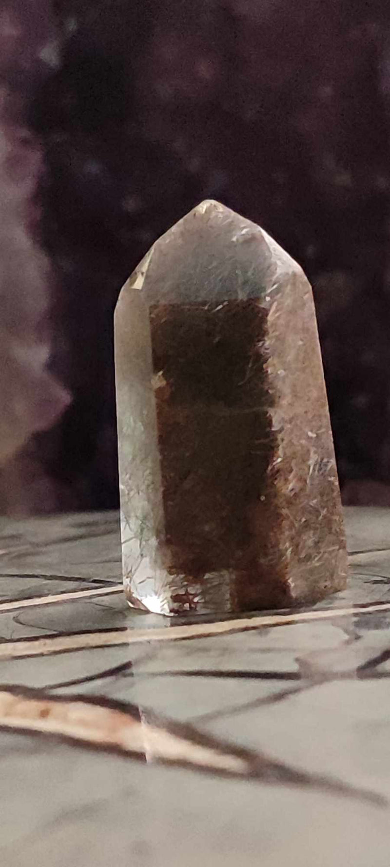 Chargez l&#39;image dans la visionneuse de la galerie, Quartz à inclusions de chlorite et de rutile du Brésil colonne Grade A++++ Quartz rutile Dans la besace du p&#39;tit Poucet (Boutique Officielle)
