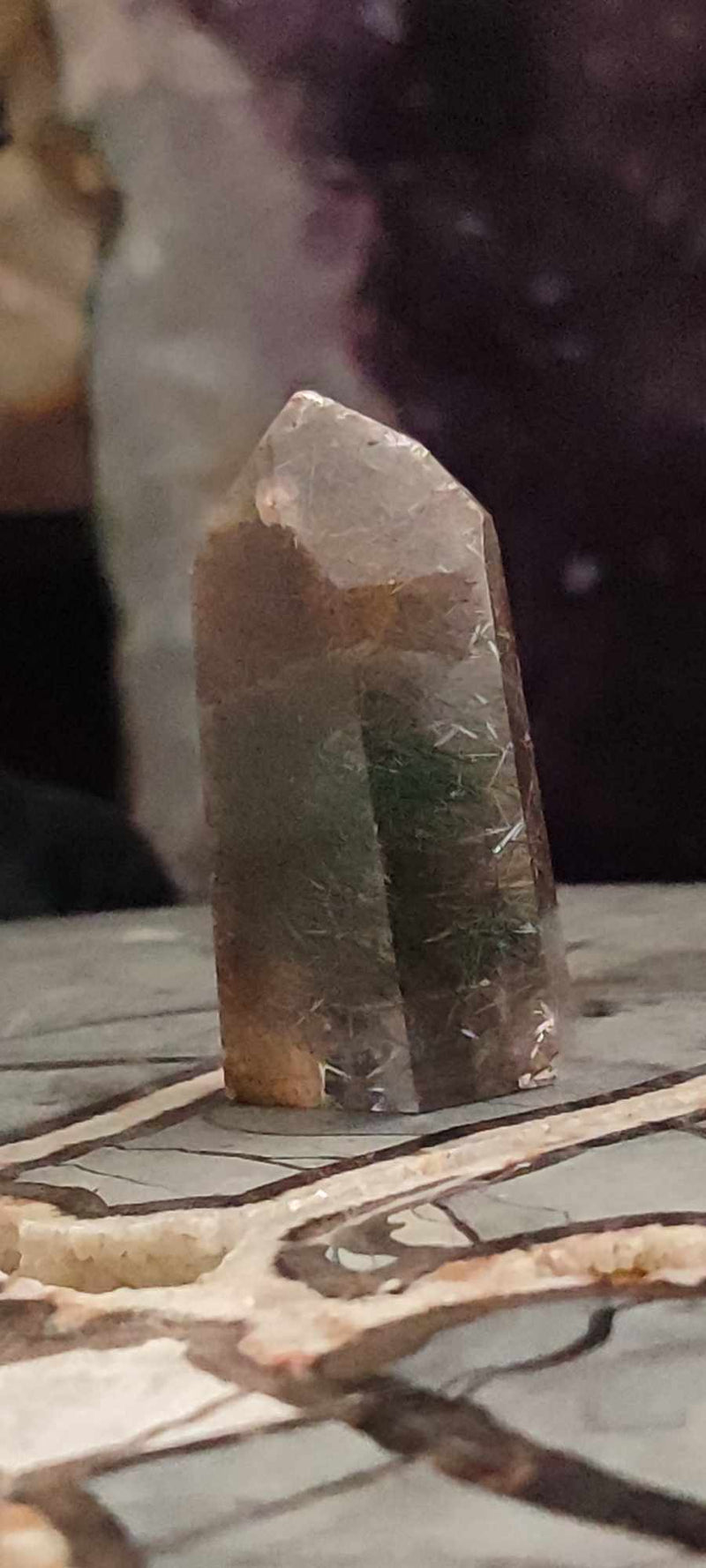 Chargez l&#39;image dans la visionneuse de la galerie, Quartz à inclusions de chlorite et de rutile du Brésil colonne Grade A++++ Quartz rutile Dans la besace du p&#39;tit Poucet (Boutique Officielle)
