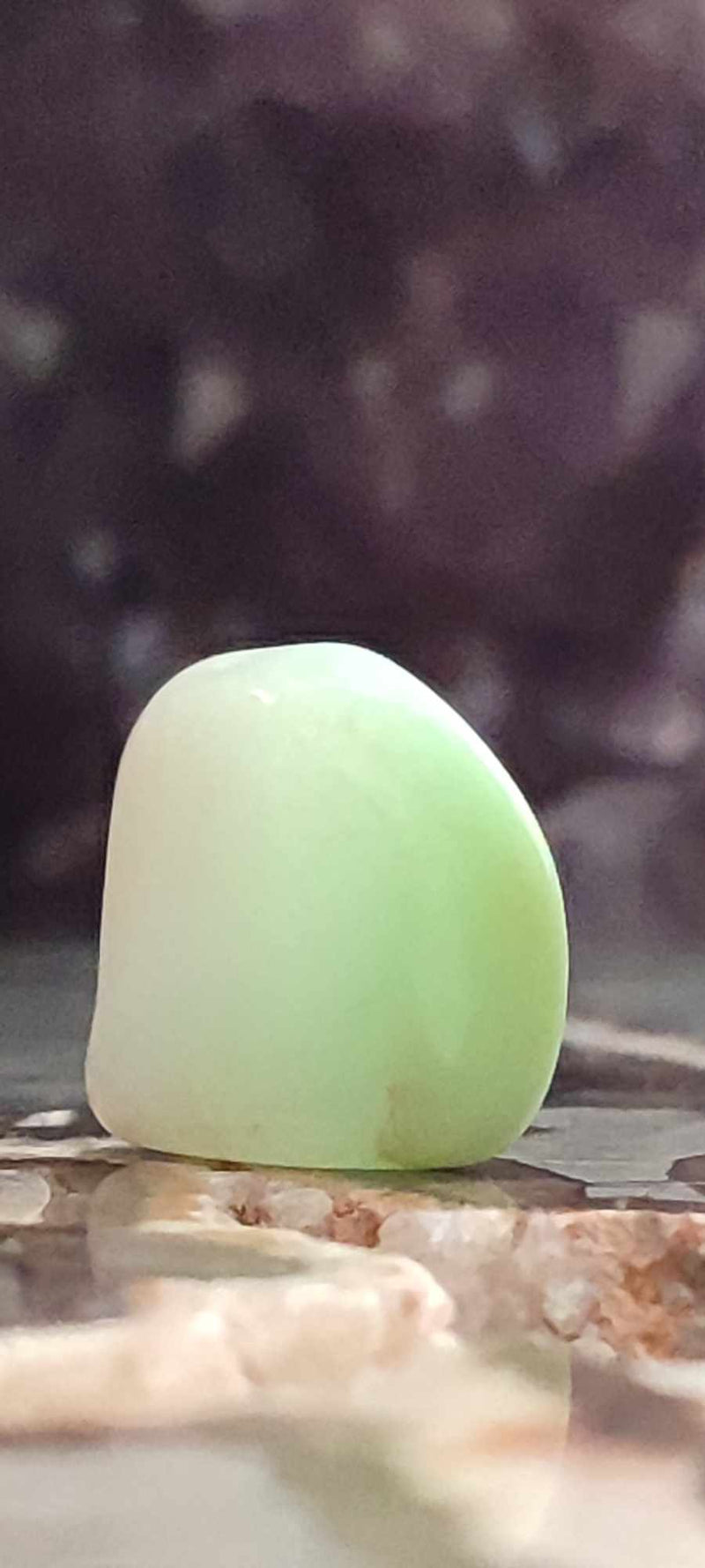 Load image into Gallery viewer, Chrysoprase du Kazakhstan pierre roulée Grade A++++
