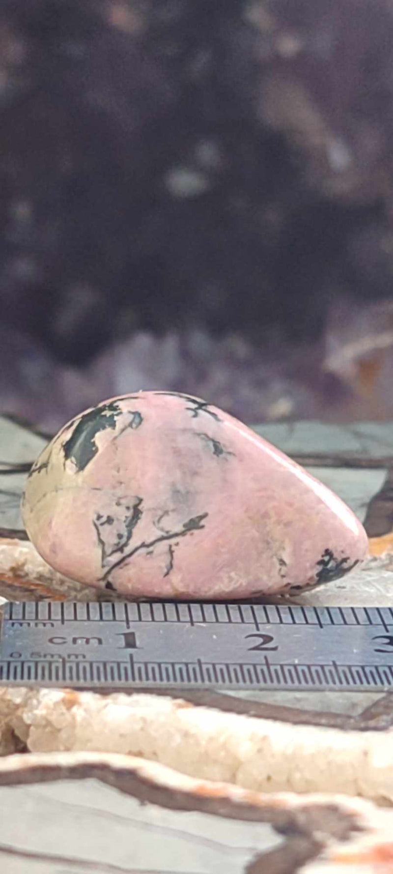 Laden Sie das Bild in Galerie -Viewer, Rhodonite d’Argentine pierre roulée Grade A ++++ Rhodonite pierre roulée Dans la besace du p&#39;tit Poucet...
