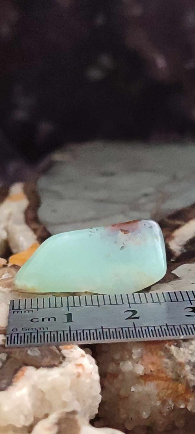 Load image into Gallery viewer, Chrysoprase du Kazakhstan pierre roulée Grade A++++
