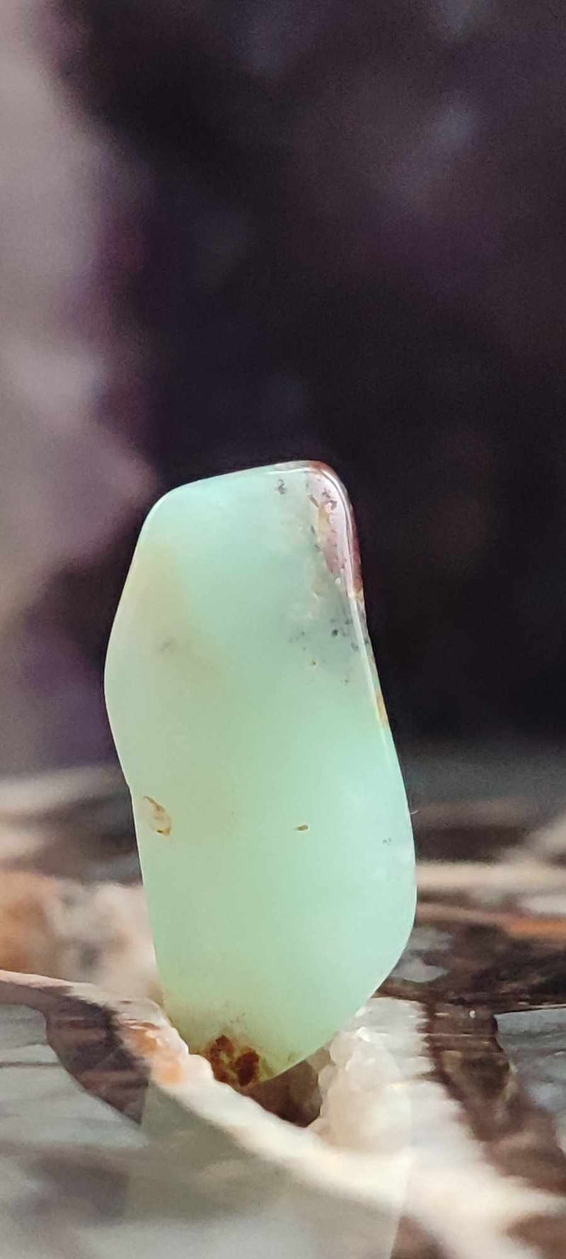 Load image into Gallery viewer, Chrysoprase du Kazakhstan pierre roulée Grade A++++
