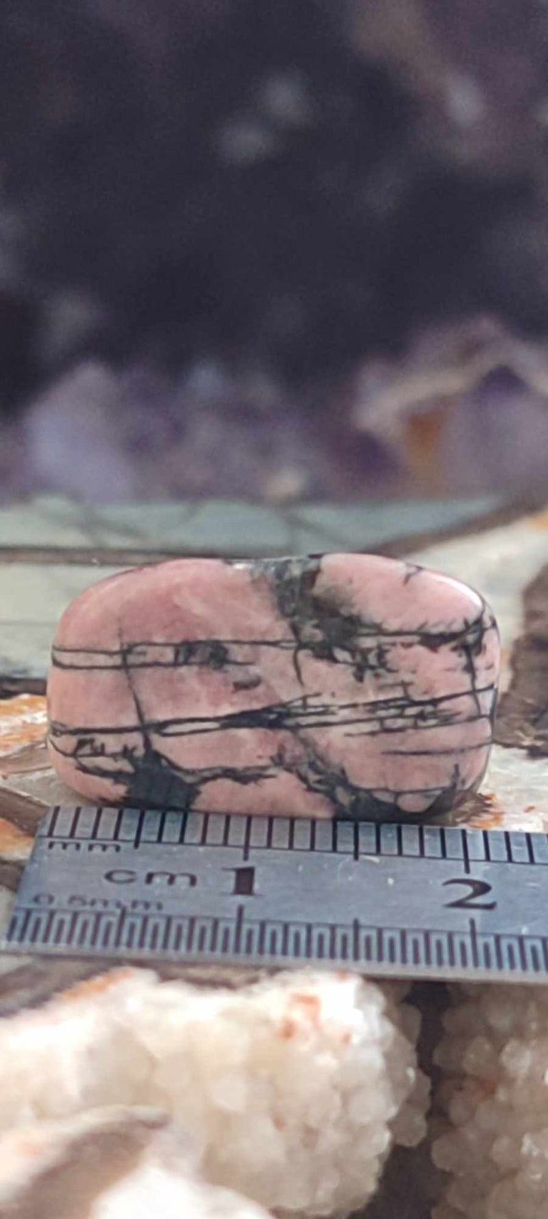 Laden Sie das Bild in Galerie -Viewer, Rhodonite d’Argentine pierre roulée Grade A ++++ Rhodonite pierre roulée Dans la besace du p&#39;tit Poucet...
