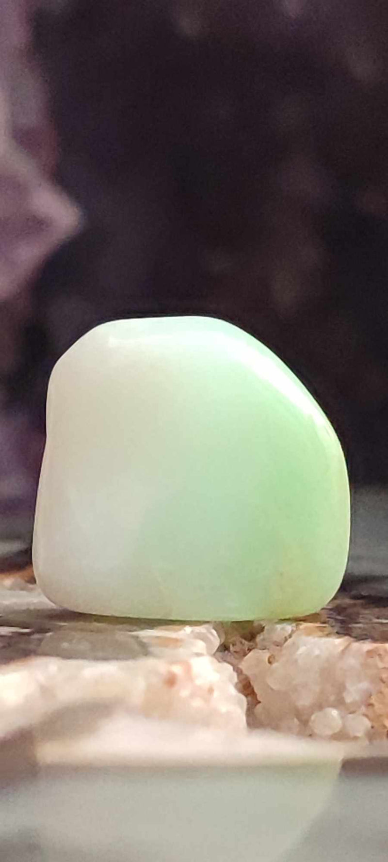 Load image into Gallery viewer, Chrysoprase du Kazakhstan pierre roulée Grade A++++
