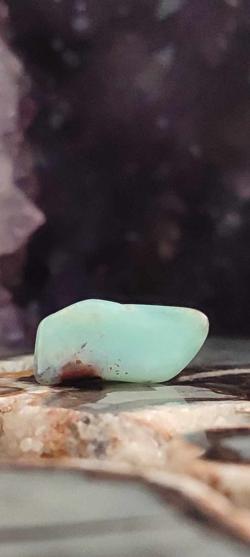 Load image into Gallery viewer, Chrysoprase du Kazakhstan pierre roulée Grade A++++
