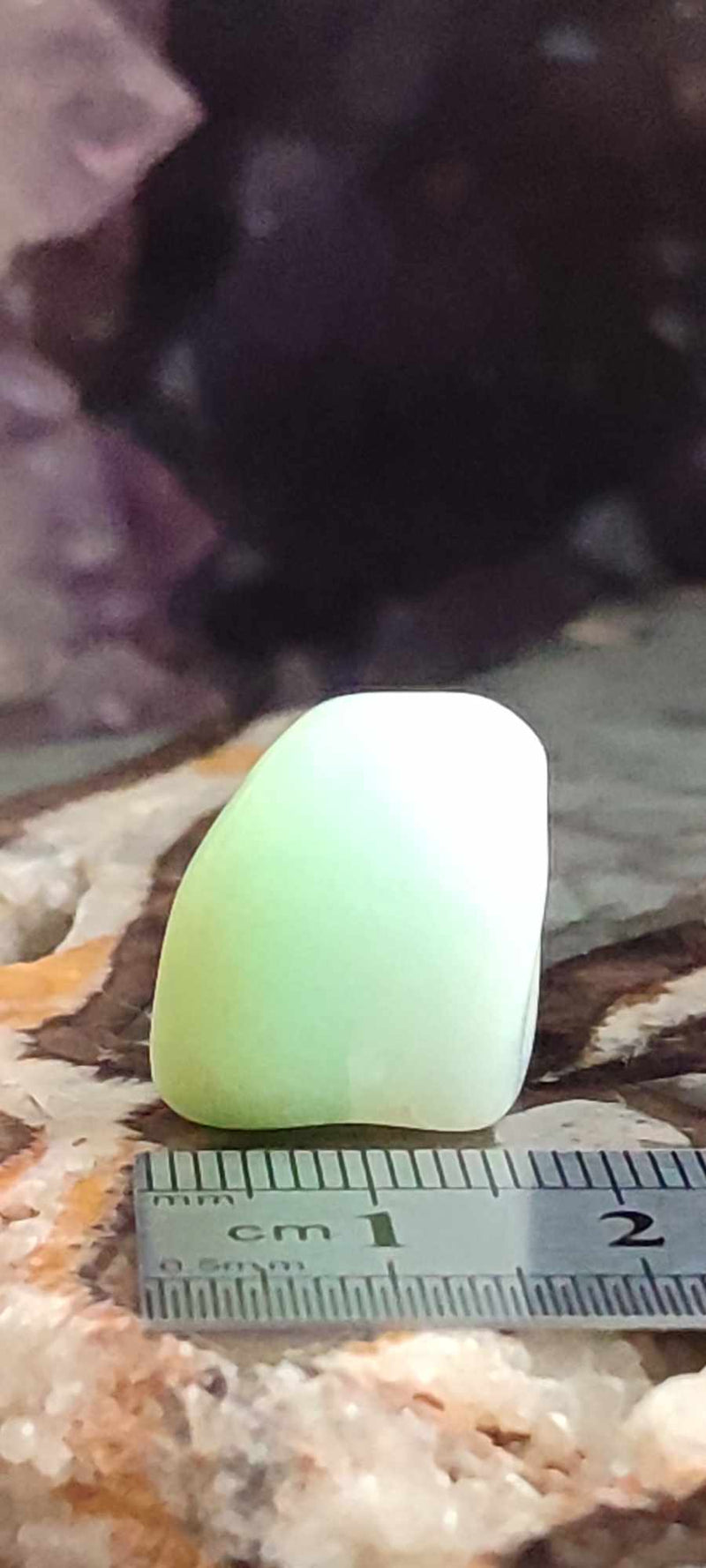 Load image into Gallery viewer, Chrysoprase du Kazakhstan pierre roulée Grade A++++
