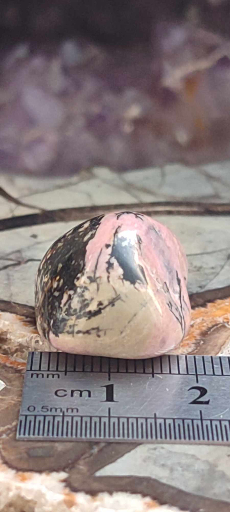 Laden Sie das Bild in Galerie -Viewer, Rhodonite d’Argentine pierre roulée Grade A ++++ Rhodonite pierre roulée Dans la besace du p&#39;tit Poucet...
