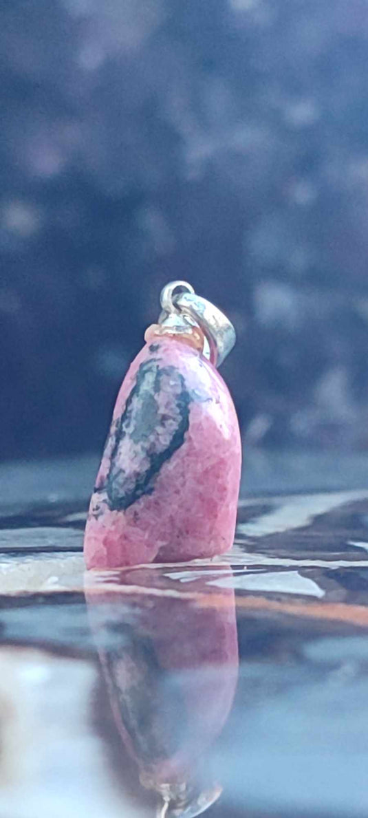 Rhodonite d'Argentine pendentif Grade A++++ monté argt925 (fourni avec cordon) Rhodonite pendentif bélière Argent 925 Dans la besace du p'tit Poucet (Boutique Officielle)