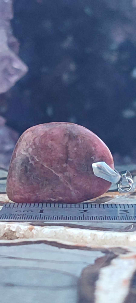 Rhodonite du Pérou pendentif Grade A++++ (fourni avec cordon) Rhodonite pendentif Dans la besace du p'tit Poucet (Boutique Officielle)