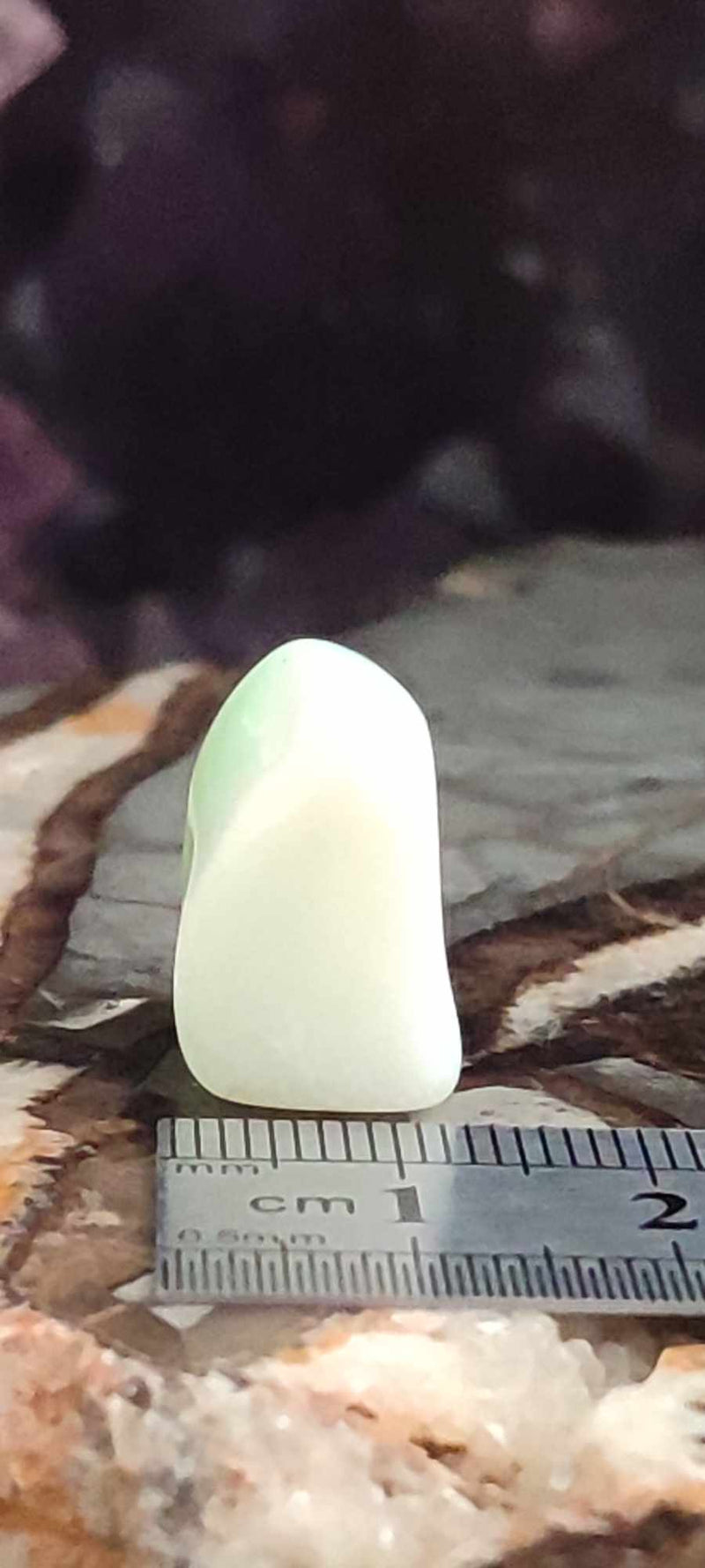 Load image into Gallery viewer, Chrysoprase du Kazakhstan pierre roulée Grade A++++
