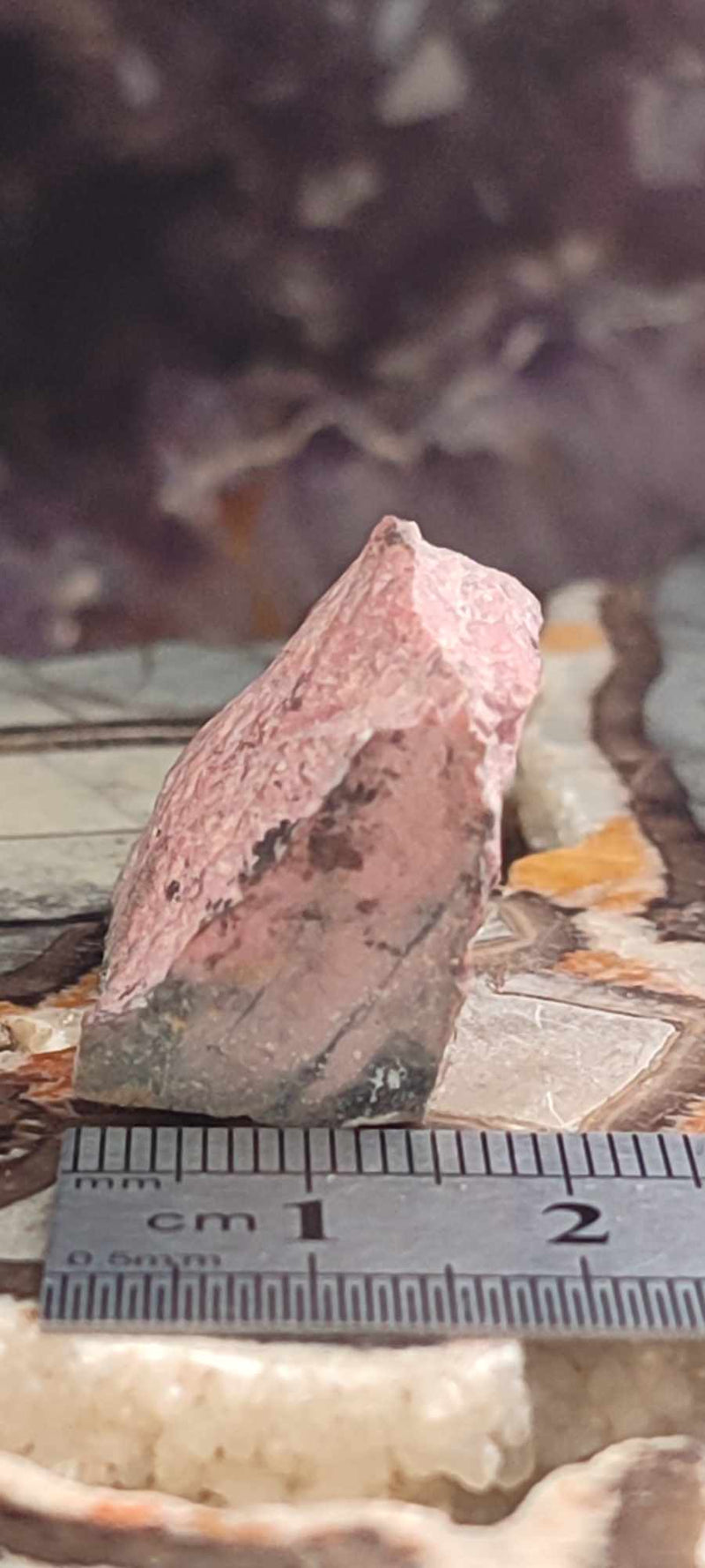 Load image into Gallery viewer, Rhodonite d’Argentine pierre brute Grade A ++++ Rhodonite pierre brute Dans la besace du p&#39;tit Poucet...
