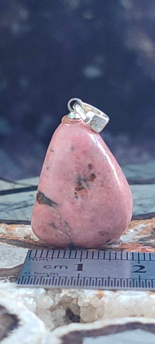 Rhodonite d'Argentine pendentif Grade A++++ (fourni avec cordon) Rhodonite pendentif Dans la besace du p'tit Poucet (Boutique Officielle)