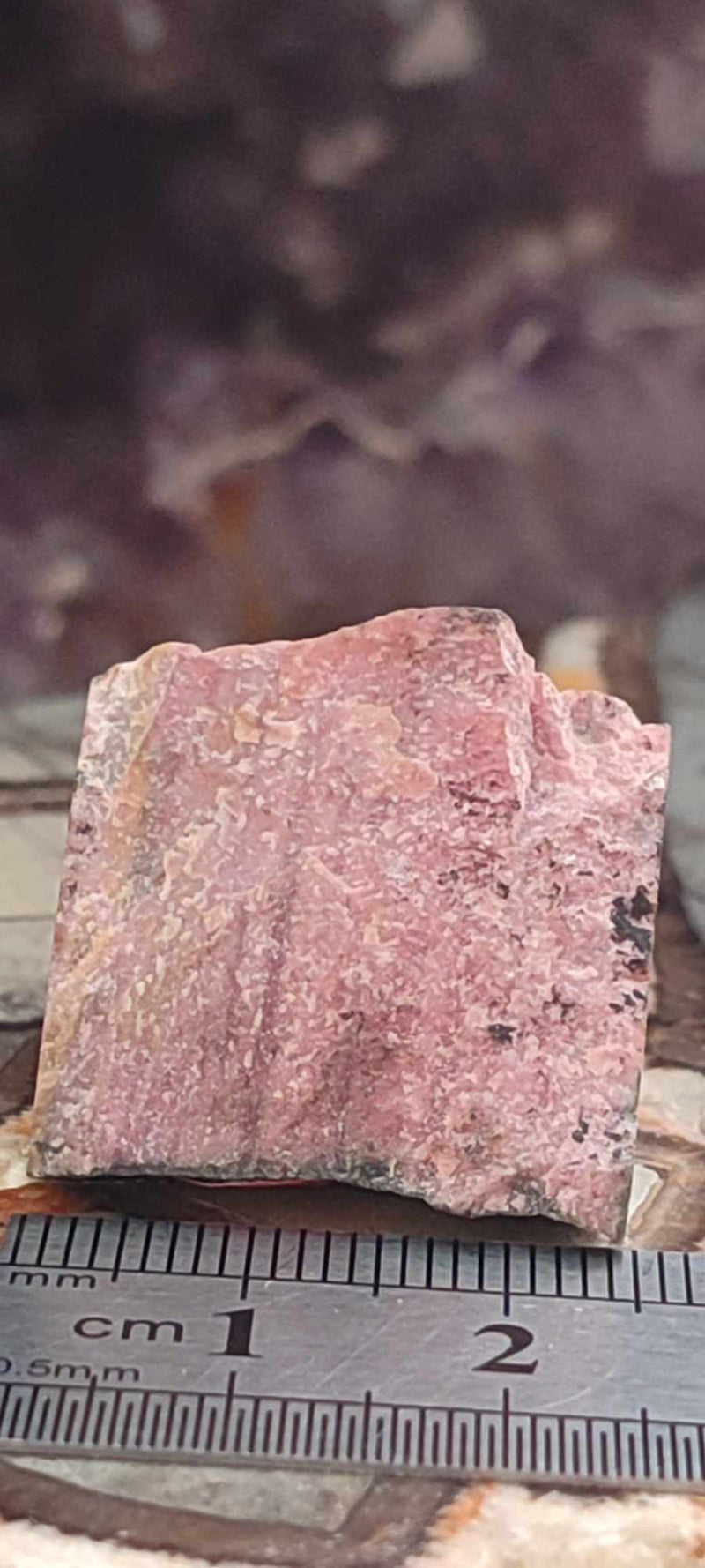 Load image into Gallery viewer, Rhodonite d’Argentine pierre brute Grade A ++++ Rhodonite pierre brute Dans la besace du p&#39;tit Poucet...
