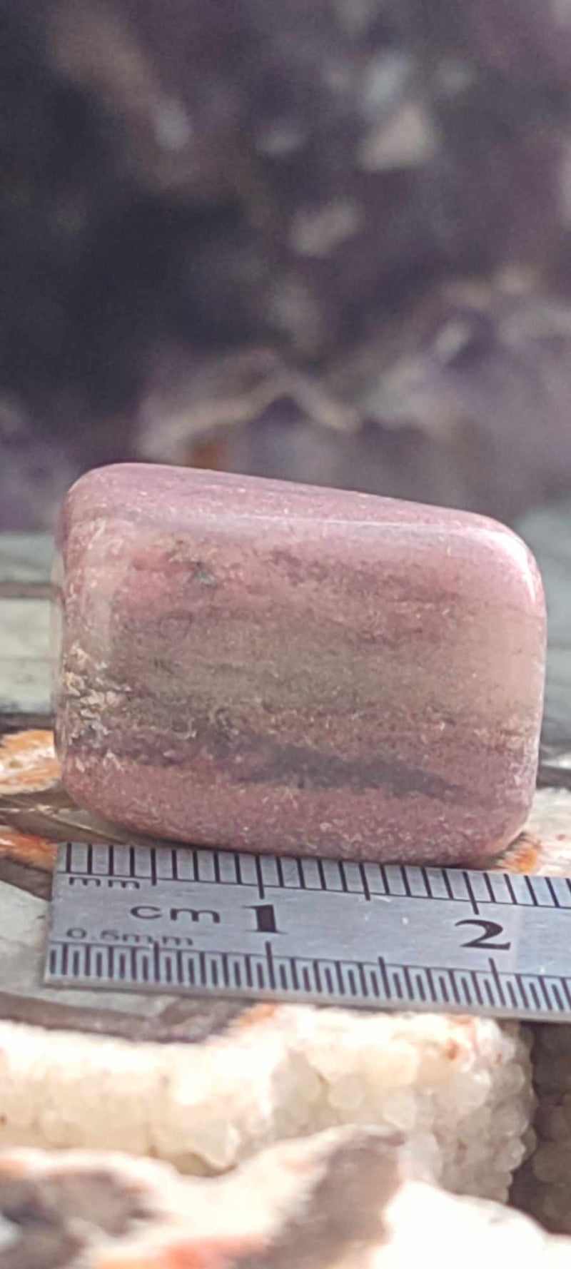 Load image into Gallery viewer, Rhodonite d’Argentine pierre roulée Grade A ++++ Rhodonite pierre roulée Dans la besace du p&#39;tit Poucet...
