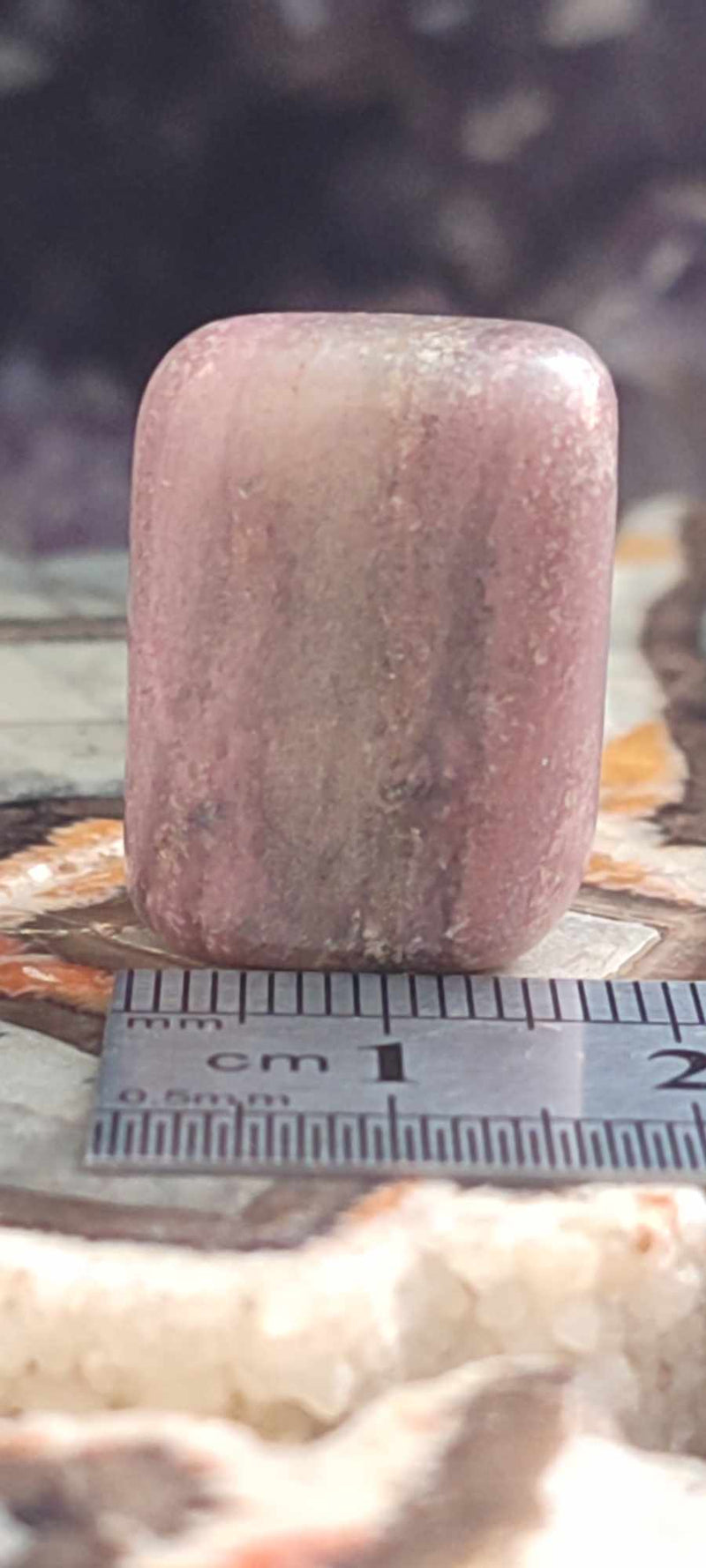 Load image into Gallery viewer, Rhodonite d’Argentine pierre roulée Grade A ++++ Rhodonite pierre roulée Dans la besace du p&#39;tit Poucet...
