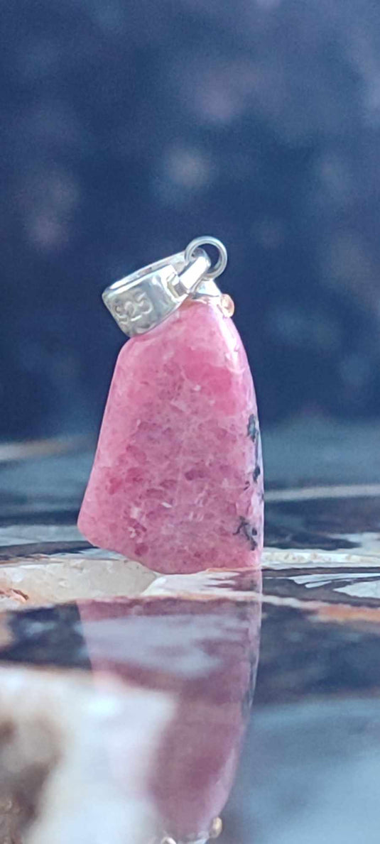 Rhodonite d'Argentine pendentif Grade A++++ monté argt925 (fourni avec cordon) Rhodonite pendentif bélière Argent 925 Dans la besace du p'tit Poucet (Boutique Officielle)